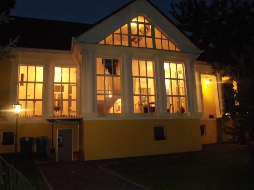 Boutique Hotel Villa P Uschhorod Exterior foto